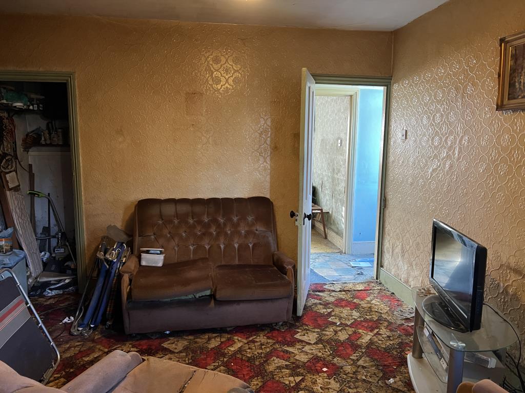 Lot: 114 - DETACHED HOUSE FOR REFURBISHMENT - Dining Room